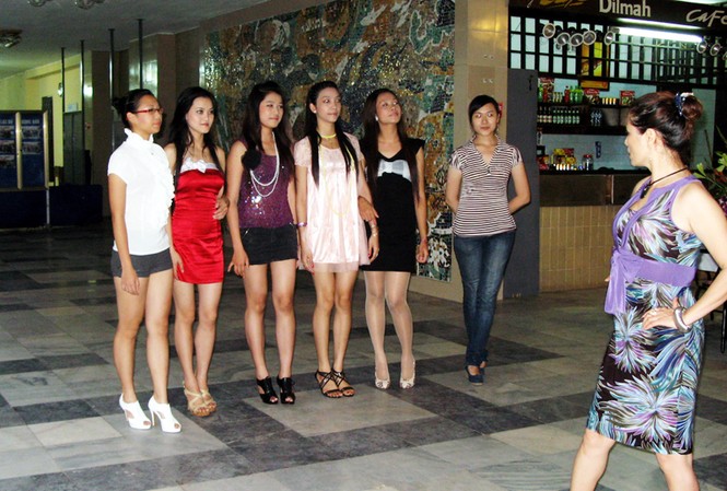 Trong lò luyện người đẹp (P2): Phía sau những nàng tiên Trong “lò” luyện người đẹp ở Hải Phòng