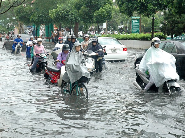 Mưa chuyển mùa, TPHCM ngập nặng Đường Hoàng Văn Thụ (quận Tân Bình) ngập nặng