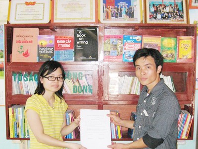 Nữ sinh lập năm tủ sách cho trẻ em Đặng Thị Hơn trong 1 lần bàn giao tủ sách tại địa phương