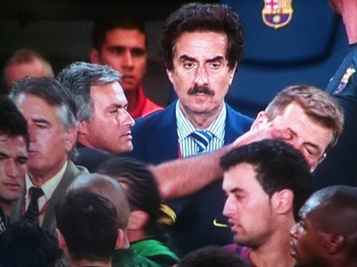 Mourinho tấn công trợ lý của Barcelona Mourinho tấn công trợ lý của Barcelona