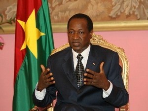 Tổng thống Burkina Faso phải giải tán chính phủ Tổng thống Burkina Faso phải giải tán chính phủ