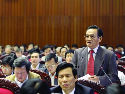Vàng, đô la 'bão giá' - lo kinh tế vĩ mô Đại biểu Trần Du Lịch (bìa phải) đề nghị quyết liệt chống kinh doanh trái phép vàng và đô la trên thị trường chợ đen