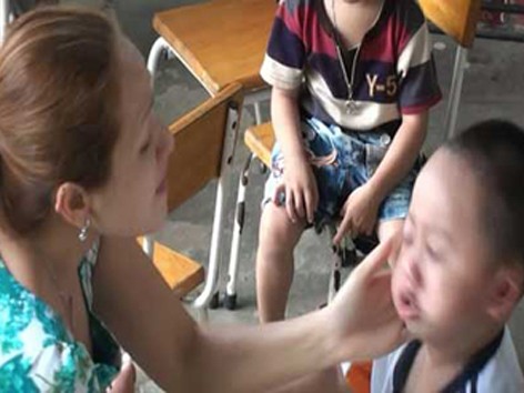 Triệu tập bảo mẫu đánh đập, bóp cổ trẻ mầm non Triệu tập bảo mẫu đánh đập, bóp cổ trẻ mầm non
