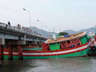 Tàu ngàn ngựa mắc kẹt ở gầm cầu Tàu ngàn ngựa mắc kẹt ở gầm cầu