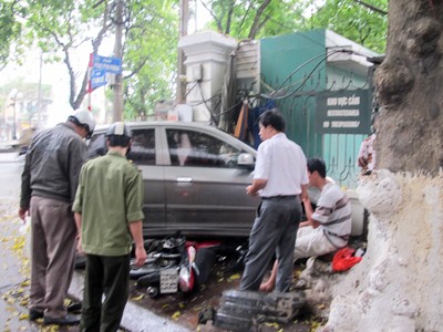 Nữ tài xế đạp nhầm ga, ô tô chồm lên xe máy Hiện trường vụ tai nạn