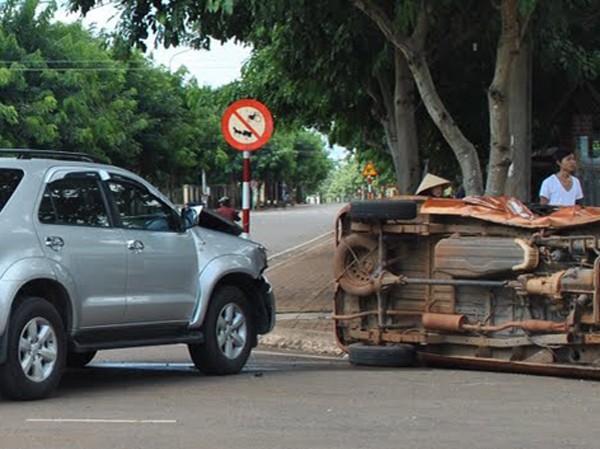 Qua ngã tư, không giảm tốc độ gây tai nạn Qua ngã tư, không giảm tốc độ gây tai nạn