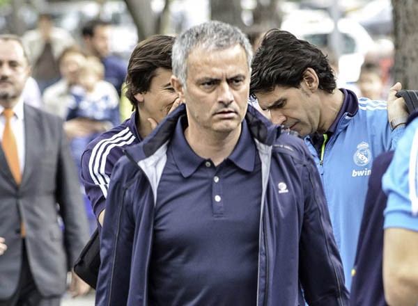 Jose Mourinho cúi đầu ra đi Jose Mourinho cúi đầu ra đi