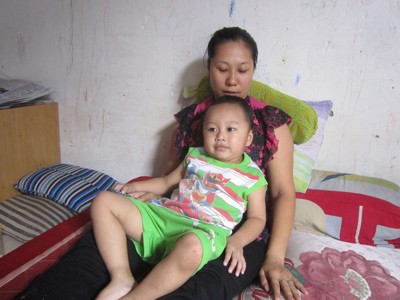Mẹ trẻ mầm non bị bạo hành nghỉ việc chăm con Mẹ trẻ mầm non bị bạo hành nghỉ việc chăm con
