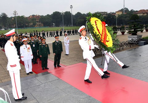 Đại biểu thanh niên Quân đội vào lăng viếng Bác Đại biểu thanh niên Quân đội vào lăng viếng Bác
