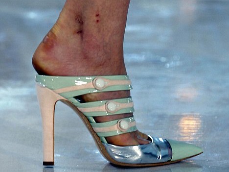 Những điều chưa biết đằng sau sàn cat-walk Những điều chưa biết đằng sau sàn cat-walk