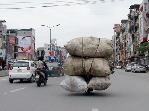 Mô tô thồ như... xe tải Chắn cả làn đường