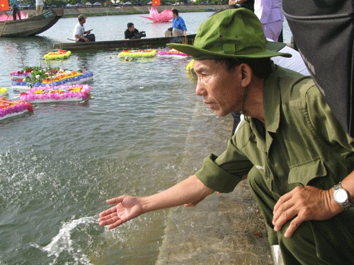 Tri ân anh hùng liệt sĩ tại Thành cổ Quảng Trị Thả hoa tưởng niệm đồng đội trên sông Thạch Hãn