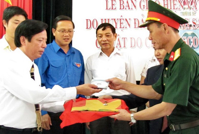 TT-Huế: Tặng cờ Tổ quốc từng cắm trên đảo Trường Sa TT-Huế: Tặng cờ Tổ quốc từng cắm trên đảo Trường Sa