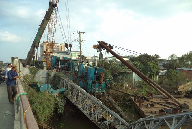 Chủ xe tải làm sập cầu không đủ tiền trục vớt xe Chủ xe tải làm sập cầu không đủ tiền trục vớt xe