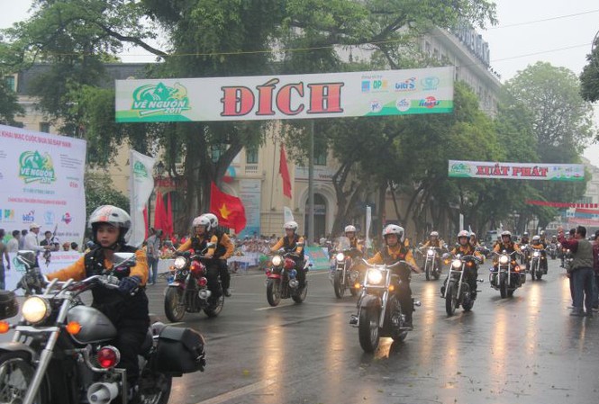 ‘Xế khủng’ hộ tống đoàn đua ‘Xế khủng’ hộ tống đoàn đua