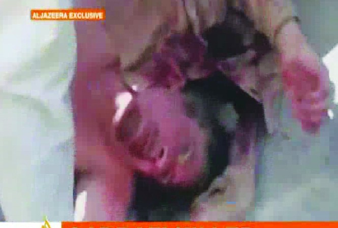 Xác đại tá Gaddafi bị kéo trên đường phố Xác đại tá Gaddafi bị kéo trên đường phố