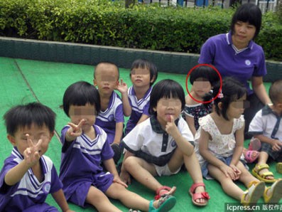 Em bé qua đời vì bị bỏ quên trên xe buýt suốt 8 giờ Em bé qua đời vì bị bỏ quên trên xe buýt suốt 8 giờ
