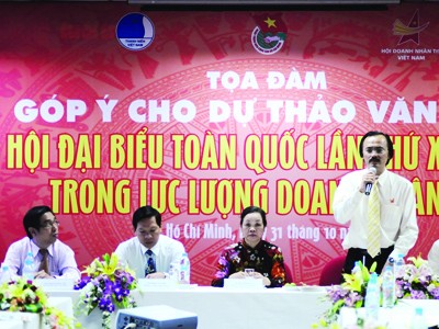 Đánh giá đúng hơn nữa vai trò của kinh tế tư nhân Bà Hà Thị Khiết (giữa) cùng chủ trì buổi tọa đàm