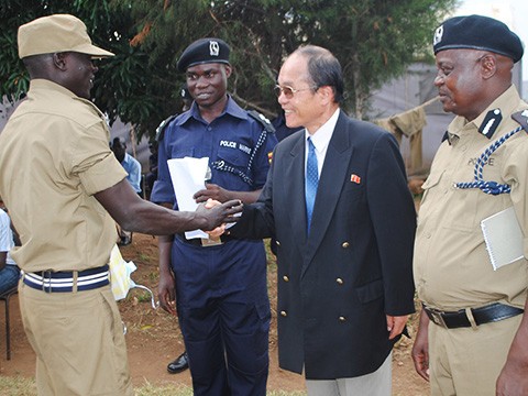 Triều Tiên giúp đào tạo 65 cảnh sát Uganda Đại sứ Triều Tiên tại Uganda là Jong Thae Yang bắt tay các lãnh đạo cảnh sát Uganda