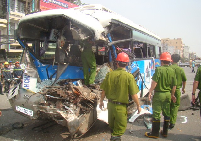 Đâm xe liên hoàn, 13 người thương vong Đâm xe liên hoàn, 13 người thương vong