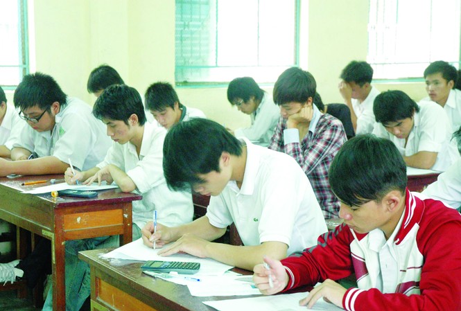 Nhiều điểm thi xé rào Thí sinh ngồi san sát nhau tại điểm thi ở trường THPT Thanh Đa của ĐH GTVT TPHCM, bất chấp quy định mới của Bộ GD&ĐT