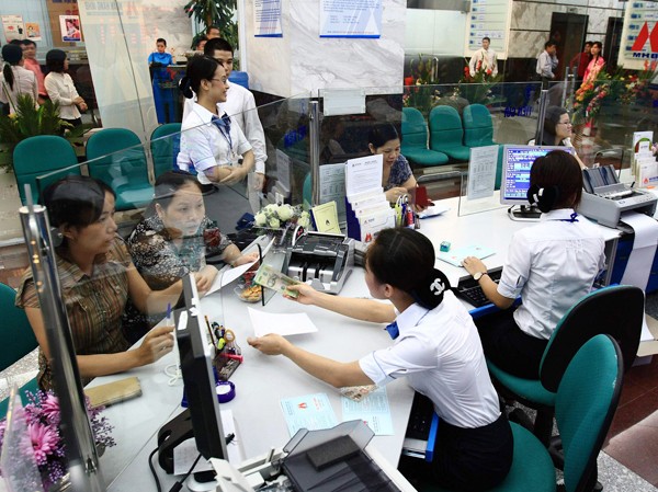 Phải kéo lạm phát xuống nữa Năm 2012 cần tiếp tục chính sách tiền tệ chặt chẽ. Ảnh: Hồng Vĩnh