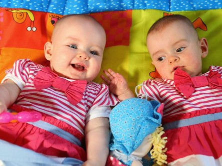 Chị em sinh đôi chào đời cách nhau gần 3 tháng Chị em sinh đôi chào đời cách nhau gần 3 tháng