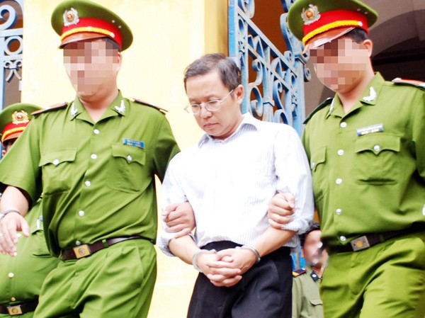 Phạt ông Phạm Minh Hoàng ba năm tù Phạt ông Phạm Minh Hoàng ba năm tù