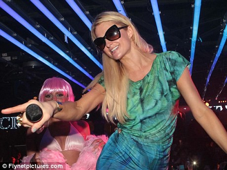 Chị em Paris Hilton vui chơi hết mình Chị em Paris Hilton vui chơi hết mình