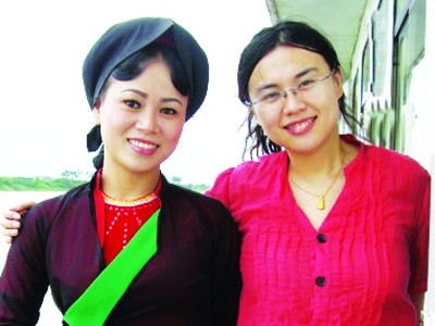 Coi chừng các bức tường kính Văn Văn, nhà báo 8X của Trung Quốc, cùng một cô gái quan họ trong chuyến khám phá sông Hồng ngày 24-7-2010