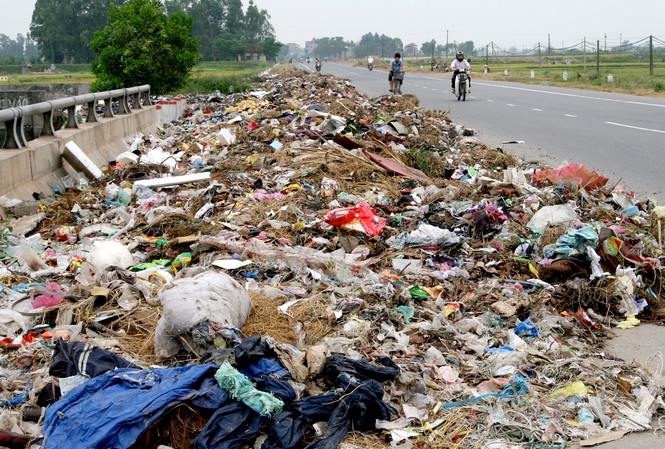 Quốc lộ thành... bãi rác Quốc lộ thành... bãi rác