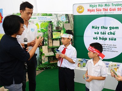 Chế vỏ hộp sữa thành mái nhà không gỉ Chế vỏ hộp sữa thành mái nhà không gỉ