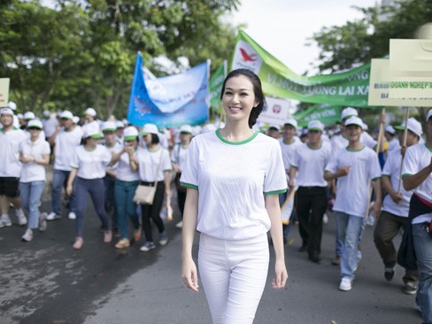 Khánh My cùng hàng trăm người đi bộ vì môi trường Khánh My cùng hàng trăm người đi bộ vì môi trường