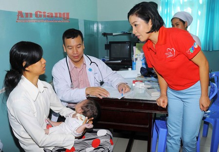 Giao lưu 'Trái tim cho em' Mỹ Linh trong một chương trình Trái tim cho em tại An Giang