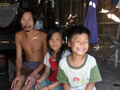Bà 80 tuổi, cha tâm thần, em trai thần kinh không bình thường Bà 80 tuổi, cha tâm thần, em trai thần kinh không bình thường