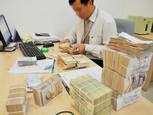 Tiền đã đi thì khó về Nếu cán bộ ngân hàng không tiếp tay, khó xảy ra lừa đảo. (Ảnh minh họa của Hồng Vĩnh)