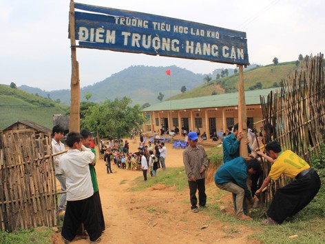 'Tắm rượu' ở Hang Căn 'Tắm rượu' ở Hang Căn