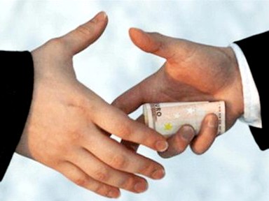 Đội trưởng thanh tra giao thông nhận hối lộ Đội trưởng thanh tra giao thông nhận hối lộ