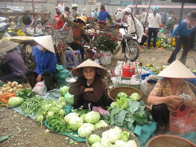 Người nghèo vật lộn với giá tăng Rau xanh cũng tăng giá mạnh (ảnh chụp chợ gần KCN Bắc Thăng Long- Hà Nội)