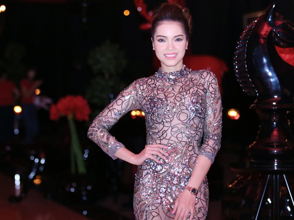 Quách An An 'đốt mắt' với đầm trong suốt Quách An An 'đốt mắt' với đầm trong suốt