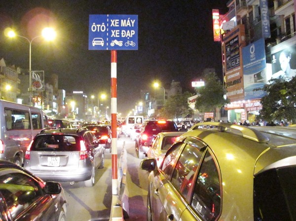 Muốn mua ô tô phải chứng minh có ga ra? Hà Nội quá tải ô tô và xe máy, có nên áp dụng điều kiện: người mua xe phải có gara? Ảnh: Trọng Đảng