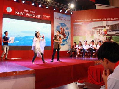 Sinh viên Đà Nẵng hào hứng với 'Khát vọng Việt' Sinh viên Đà Nẵng hào hứng với 'Khát vọng Việt'