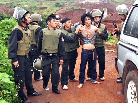 Nghẹt thở vây bắt đối tượng truy nã dùng súng tử thủ Nghẹt thở vây bắt đối tượng truy nã dùng súng tử thủ