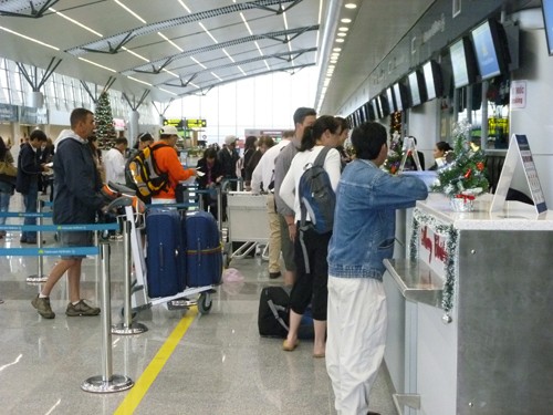 Hơn chục hành khách dùng tên giả đi máy bay Vietnam Airlines Hơn chục hành khách dùng tên giả đi máy bay Vietnam Airlines