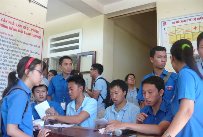 Những thanh niên Mỹ gọi Việt Nam là quê nhà Các thanh niên Mỹ gốc Việt đang cấp phát thuốc miễn phí