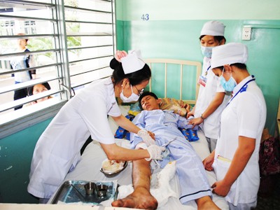 Hết thời chuyển viện Các bác sĩ tuyến dưới tiếp cận nhiều kỹ thuật, hạn chế bệnh nhân phải chuyển viện Ảnh: L.N