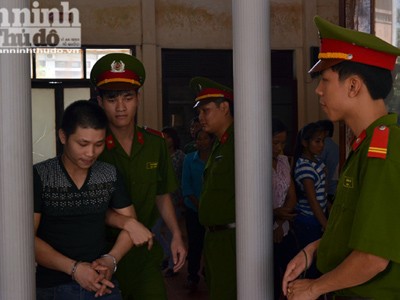 Giả sinh viên y khoa, liên tục hãm hiếp thiếu nữ Giả sinh viên y khoa, liên tục hãm hiếp thiếu nữ