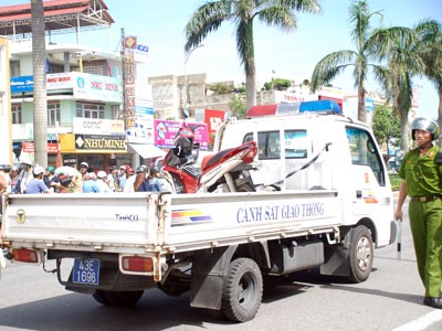Va chạm với xe tải, 2 người tử vong Va chạm với xe tải, 2 người tử vong