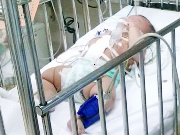 Ám ảnh giây phút chứng kiến cháu bé nghi bị cha đâm Ám ảnh giây phút chứng kiến cháu bé nghi bị cha đâm