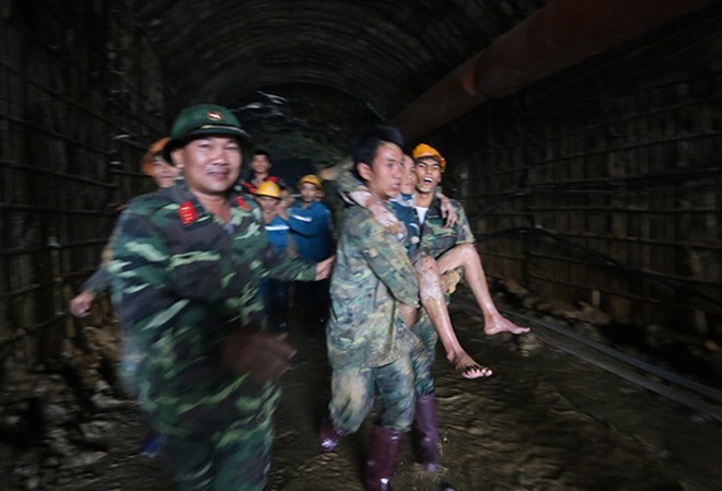 TOÀN CẢNH 82 giờ giải cứu 12 công nhân bị sập hầm Giải cứu các nạn nhân ra khỏi khu vực sập hầm.